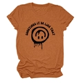 Détail d'un t-shirt orange caramel avec imprimé graffiti noir et revers aux manches - S / Hauts / Orange Brûlé (Texte Noir)