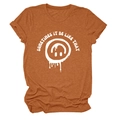 Détail d'un t-shirt orange rouille montrant l'imprimé smiley fondu et le tissu en maille - S / Hauts / Orange Brûlé (Texte Blanc)
