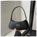 Detalle de bolso baguette de cuero negro con hebilla de lazo dorado y correa delgada - Negro