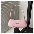 Primer plano de bolso baguette rosa con detalle de lazo metálico dorado y textura de PU - Rosa