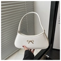 Primer plano del bolso de media luna blanco con detalle de lazo metálico dorado elegante - Blanco