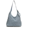 Sac à bandoulière bleu clair à texture froissée avec breloque fleurie élégante - Bleu