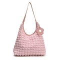 Sac fourre-tout rose à texture bulle en tissu plissé avec breloque fleur sur blanc - Rose