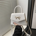Weiße minimalistische quadratische Handtasche mit goldener Schleife und Schultergurt - Weiß