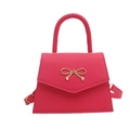 Bolso bandolera magenta con detalle de lazo dorado y asa sobre fondo blanco - rosa intenso