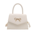 Bolso de mano cuadrado blanco crema con cierre de lazo dorado y correa ajustable - Blanco