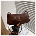 Dettaglio borsa baguette in pelle marrone con fibbia dorata vintage e dettagli a nodo - Marrone