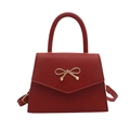 Elegante bolso de cuero rojo con lazo dorado y correa ajustable para mujer, moderno - Rojo