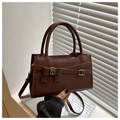 Détail du sac à main en cuir marron foncé avec nœud décoratif et boucle en argent - Marron