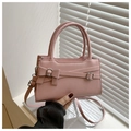 Detalle del bolso rosa con correas de cuero, hebilla de lazo y herrajes plateados - Rosa