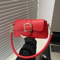 Elegante bolso bandolera de cuero rojo con gran hebilla dorada y correa acolchada - Rojo