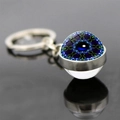 Llavero Ojo de Horus con colgante de cúpula de cristal azul en aro de metal plata - Jy008522-3
