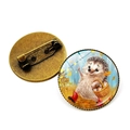 Runde Bronze-Brosche mit Igel- und Pilz-Illustration hinter Glas-Cabochon-Einsatz - Igel mit Pilzkorb (Bronzebasis)