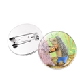 Runde Glasmosaik-Brosche mit Igel-Violinenmotiv und silberner Anstecknadel-Rückseite - Igel spielt Geige am Baum (Silberbasis)