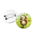 Runder Anstecker mit süßem Igel, der Violine spielt, und sicherem Metallverschluss - Igel spielt Geige (Silberbasis)