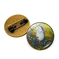Rundes Igel-Anstecker aus Glas mit süßer Illustration und sicherem Metallverschluss - Igel auf dem Fahrrad (Bronzebasis)