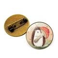 Runder Retro-Bronze-Anstecker mit Igel- und Pilz-Illustration im warmen herbstlichen Design - Igel mit großem Pilz (Bronzebasis)
