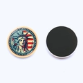 Aimant de frigo rond Statue de la Liberté avec drapeau USA et dos magnétique - Liberté et Étoiles et Rayures (JY008533-1)