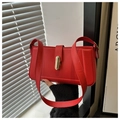 Dettaglio della borsa sottobraccio in pelle rossa con chiusura a scatto in metallo dorato - Rosso