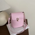 Borsa a secchiello rosa chiaro minimalista con tracolla in pelle e dettagli dorati - Rosa