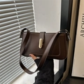 Bolso bandolera marrón oscuro con cierre metálico dorado y textura de cuero mate elegante - Marrón