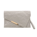 Pochette enveloppe gris clair avec texture froissée et détail de barre en métal doré - Argent