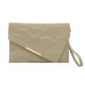 Minimalistische khakifarbene Umschlagtasche mit Knitteroptik und goldenem Metallbesatz - Grün