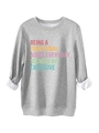 Détail de la texture chinée grise et de l'imprimé slogan coloré sur le pull décontracté - S / Gris clair