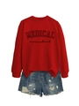 Detail eines roten Medical Assistant Sweatshirts kombiniert mit blauen Denim-Shorts - S / Rotes Sweatshirt (Schwarze Schrift)