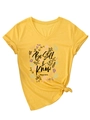 Détail du t-shirt jaune moutarde à col en V avec imprimé floral Be Still & Know et manches - Jaune (Graphique Noir)