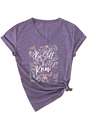 Détail du t-shirt violet à col en V avec imprimé floral Be Still & Know et revers de manche - Violet (Graphique Blanc)