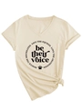 Dettaglio maglietta scollo a V con stampa 'be their voice' e nodo decorativo in vita - Taglia S / Top / Sabbia (Carattere Nero)