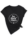 Detalle de camiseta negra con cuello en V, eslogan 'be their voice' y nudo en el lateral - Negro (Letra Blanca)