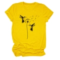 Detail eines gelben Rundhals-T-Shirts mit schwarzem Kolibri- und Pusteblumen-Druck - S / Gelb