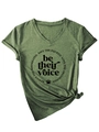 Detalle de camiseta con cuello en V verde jaspeado con eslogan impreso y nudo en el bajo - Verde Oliva (Letra Negra)