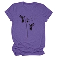 Detailansicht von Kolibri- und Löwenzahndruck auf lila Kurzarm-T-Shirt mit Rundhalsausschnitt - S / Lila