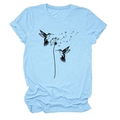 Detail eines hellblauen Baumwoll-T-Shirts mit künstlerischem Kolibri- und Löwenzahn-Druck - S / Hellblau