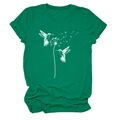 Detailansicht von Kolibri- und Löwenzahndruck auf dunkelgrünem Baumwoll-T-Shirt mit Rundhals - S / Dunkelgrün