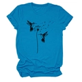 Detail eines blaugrünen T-Shirts mit Rundhalsausschnitt und Kolibri-Löwenzahn-Grafikdruck - S / Seeblau