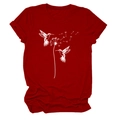 Detailansicht des weißen Kolibri- und Löwenzahndrucks auf weinrotem Rundhals-T-Shirt - S / Rot