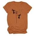 Detail des Kolibri- und Löwenzahndrucks auf einem lässigen orangefarbenen Baumwoll-T-Shirt - S / Gebranntes Orange