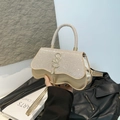 Borsa a mano a clessidra color oro champagne con strass, fibbia a S e frange in metallo - Oro