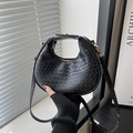 Bolso media luna trenzado negro retro con herrajes dorados y correa ajustable - Negro