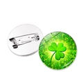 Rundes St. Patrick's Day Button mit leuchtendem grünem Kleeblatt Motiv Design - Silber Stil 5