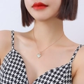 Collar de pentagrama con colgante de nácar en acero de titanio chapado en oro rosa 18k - Oro Rosa