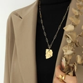 Collar vintage dorado con perla de agua dulce y anillo texturizado usado por una modelo - Collar de Retrato Irregular (M034)