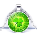 Collana tonda argentata con ciondolo a quadrifoglio verde vibrante in vetro di cristallo - Base Argentata Trifoglio Sfondo Sfumato (Silver 5)