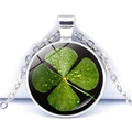 Collana in vetro argento con ciondolo quadrifoglio verde rugiadoso su base nera - Base Argentata Quadrifoglio con Goccia di Rugiada Sfondo Nero (Silver 6)
