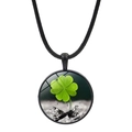 Collier trèfle à quatre feuilles en verre cristal avec cadre noir et cordon tressé - Fond noir sombre (JY008637-Noir 3)