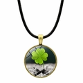 Collier pendentif trèfle à quatre feuilles en verre cristal avec cadre en bronze et cordon - Fond Sombre Bronze